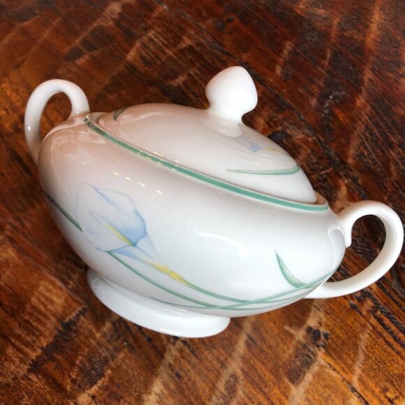 English Calla Lilly Porcelain Sugar Bowl - Picture 2 of 8